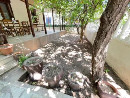 Geräumiges Verkaufsangebot 2 1 Wohnung Mit Grossem Garten 50M Vom Strand In Ürkmez Entfernt