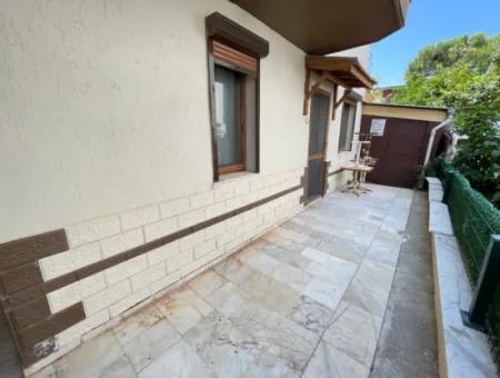 Geräumiges Verkaufsangebot 2 1 Wohnung Mit Grossem Garten 50M Vom Strand In Ürkmez Entfernt