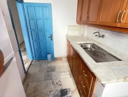 Geräumiges Verkaufsangebot 2 1 Wohnung Mit Grossem Garten 50M Vom Strand In Ürkmez Entfernt