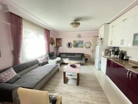 2 1 Wohnung Zum Verkauf In Ürkmez Mit 350Mt Garten Zum Meer Im Zentrum