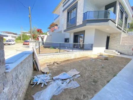 2 1 Villa With Large Garden For Sale In Ürkmez