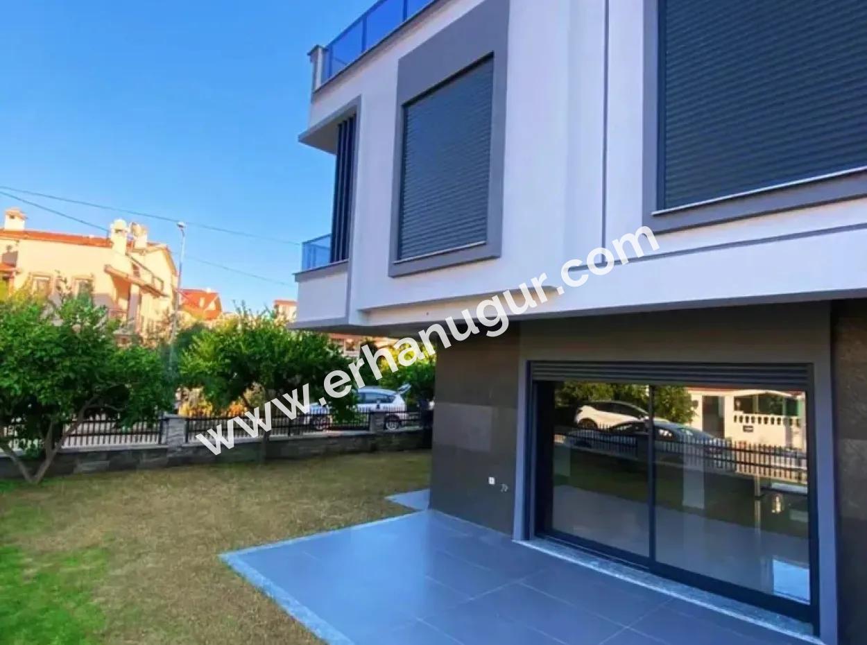 Deniz Tarafı, Köşe, Büyük Bahçelisatılık 3+1 Villa