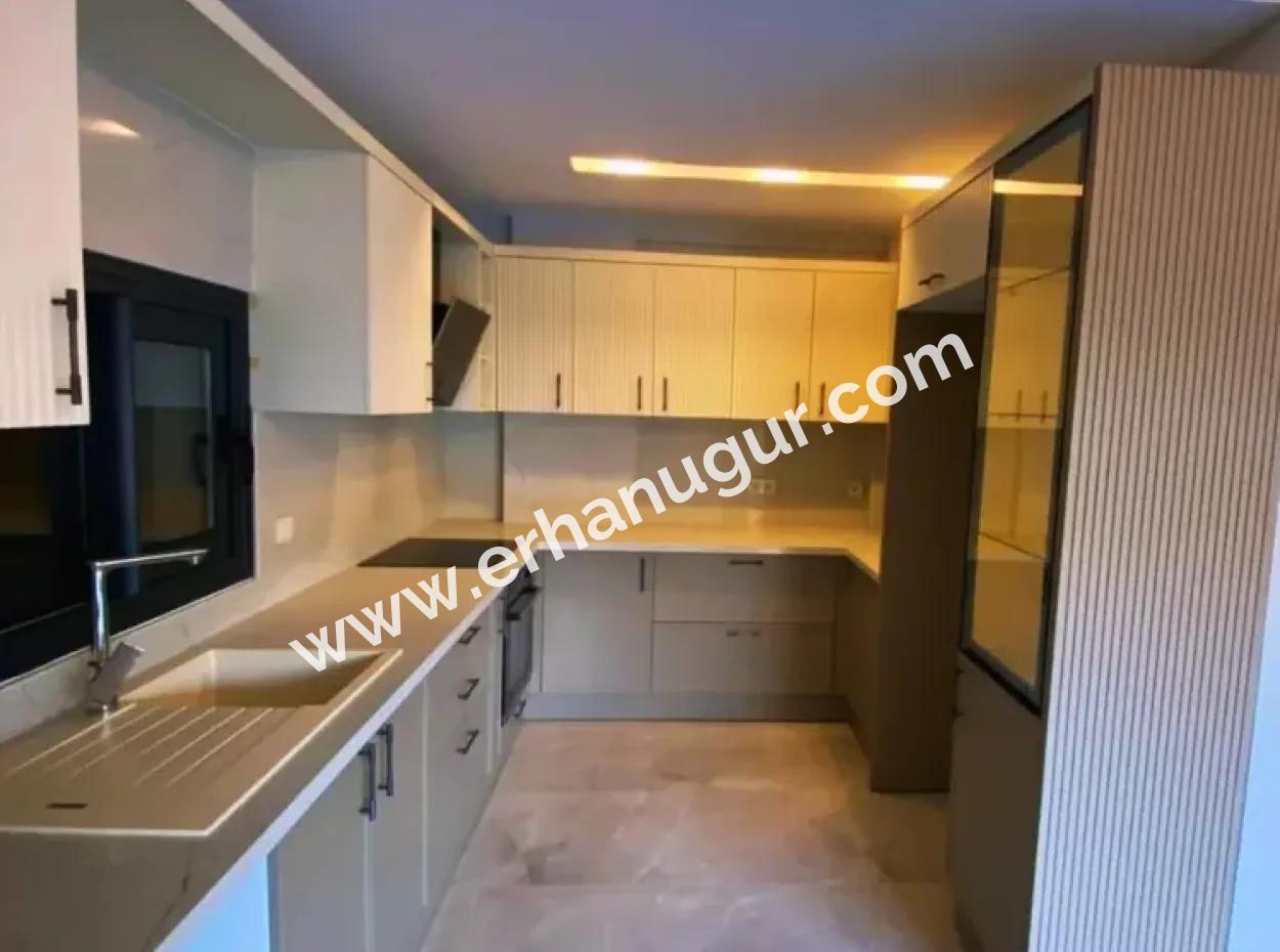 Deniz Tarafı, Köşe, Büyük Bahçelisatılık 3+1 Villa