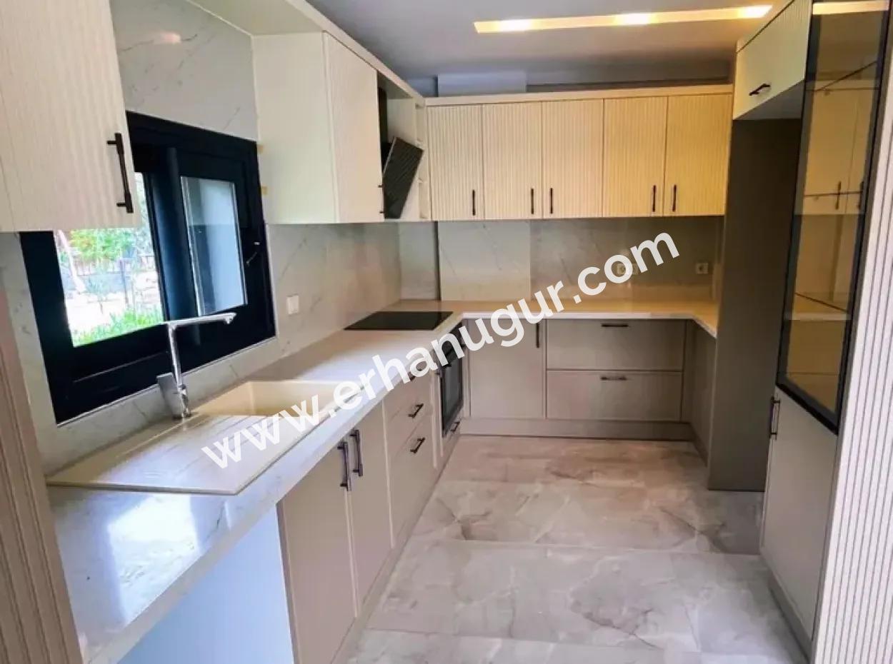 Deniz Tarafı, Köşe, Büyük Bahçelisatılık 3+1 Villa