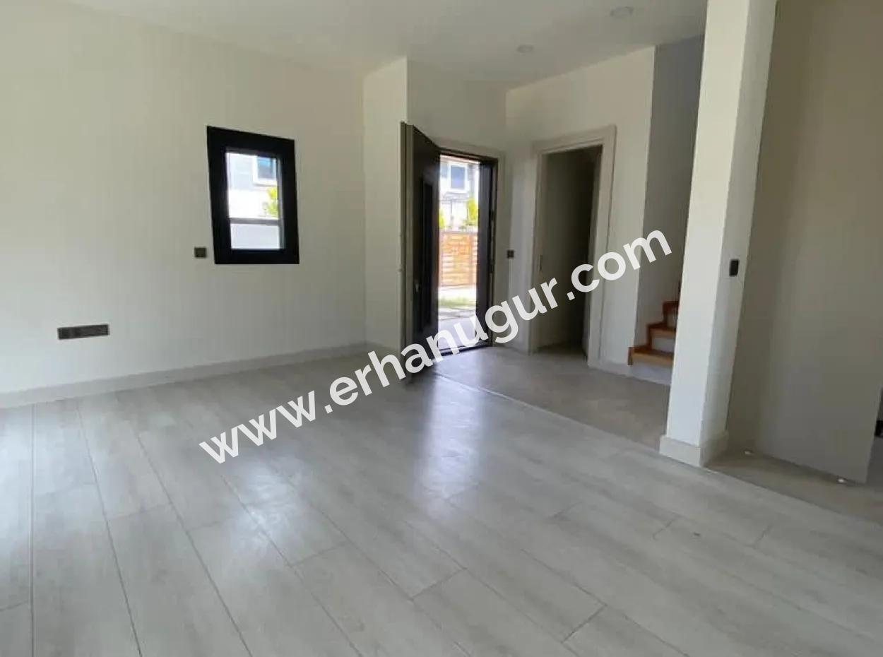 Sefirihisar Doğanbeyde Site İçinde Satılık 3+1 Yazlık