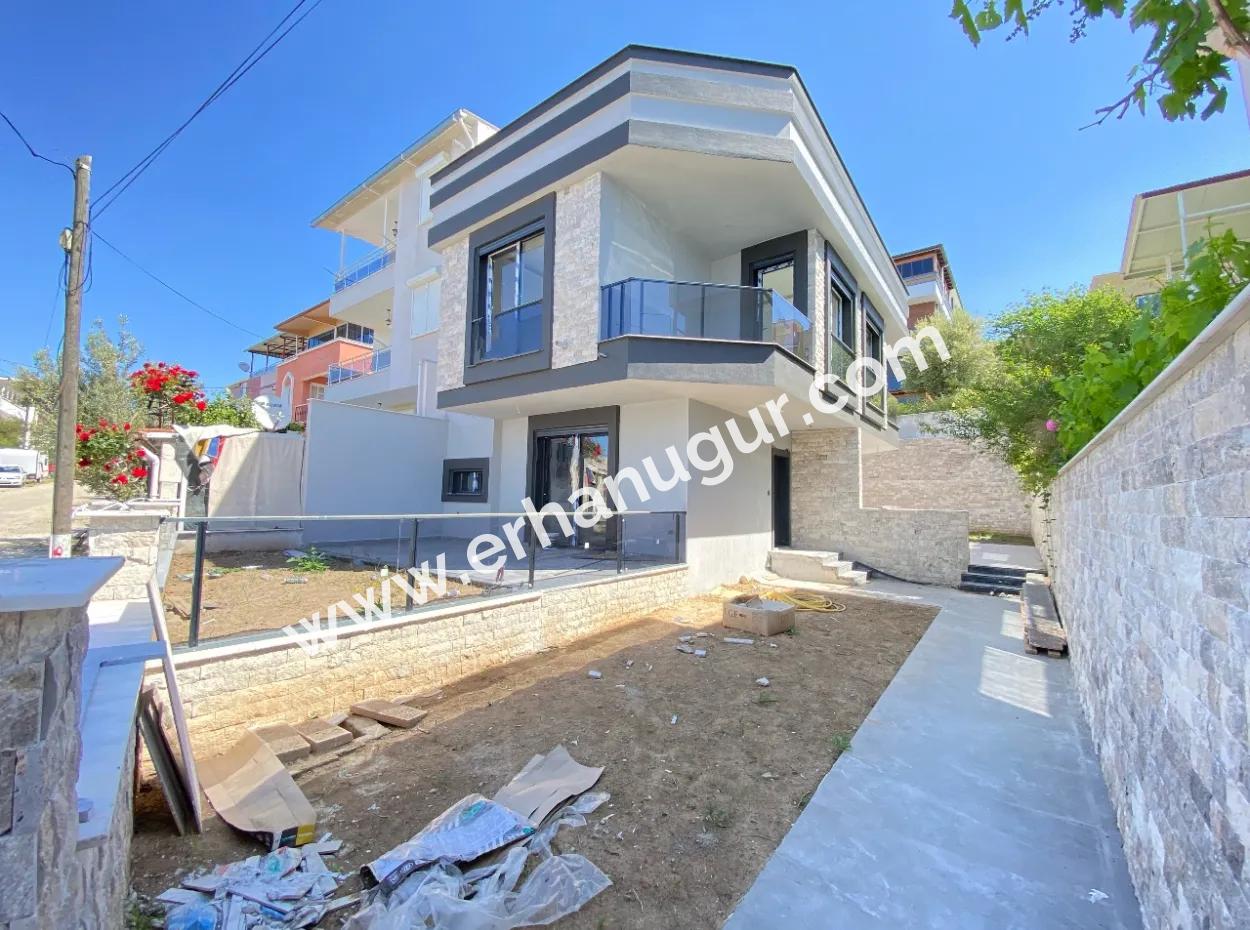 Ürkmez De Satılık Geniş Bahçeli 2+1 Villa