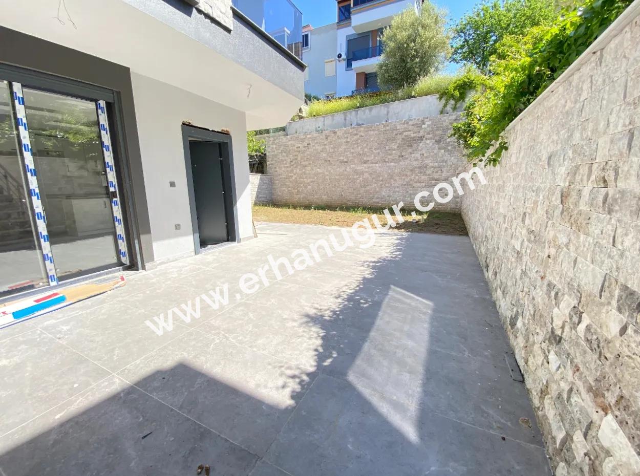 Ürkmez De Satılık Geniş Bahçeli 2+1 Villa