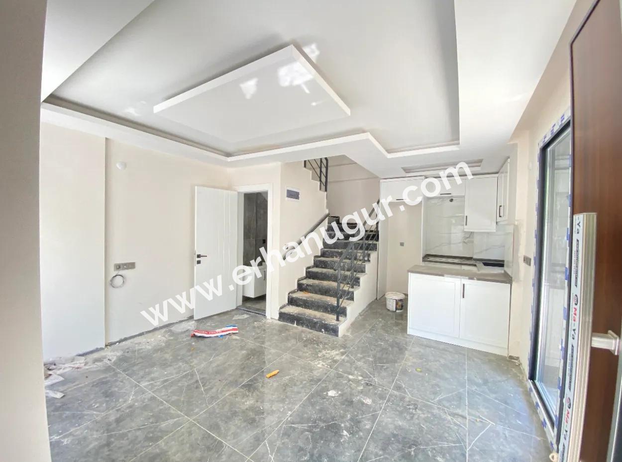 Ürkmez De Satılık Geniş Bahçeli 2+1 Villa