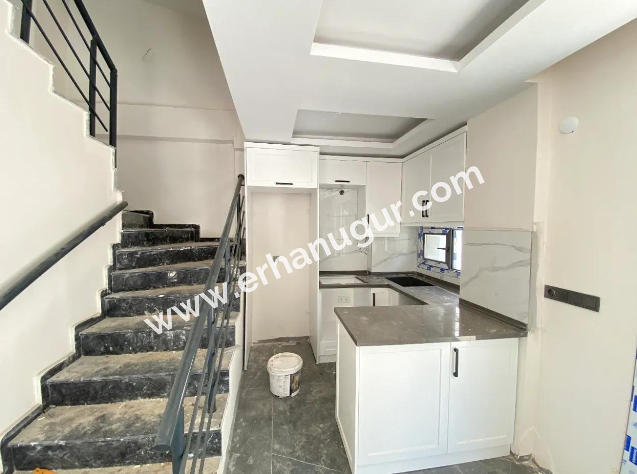 Ürkmez De Satılık Geniş Bahçeli 2+1 Villa