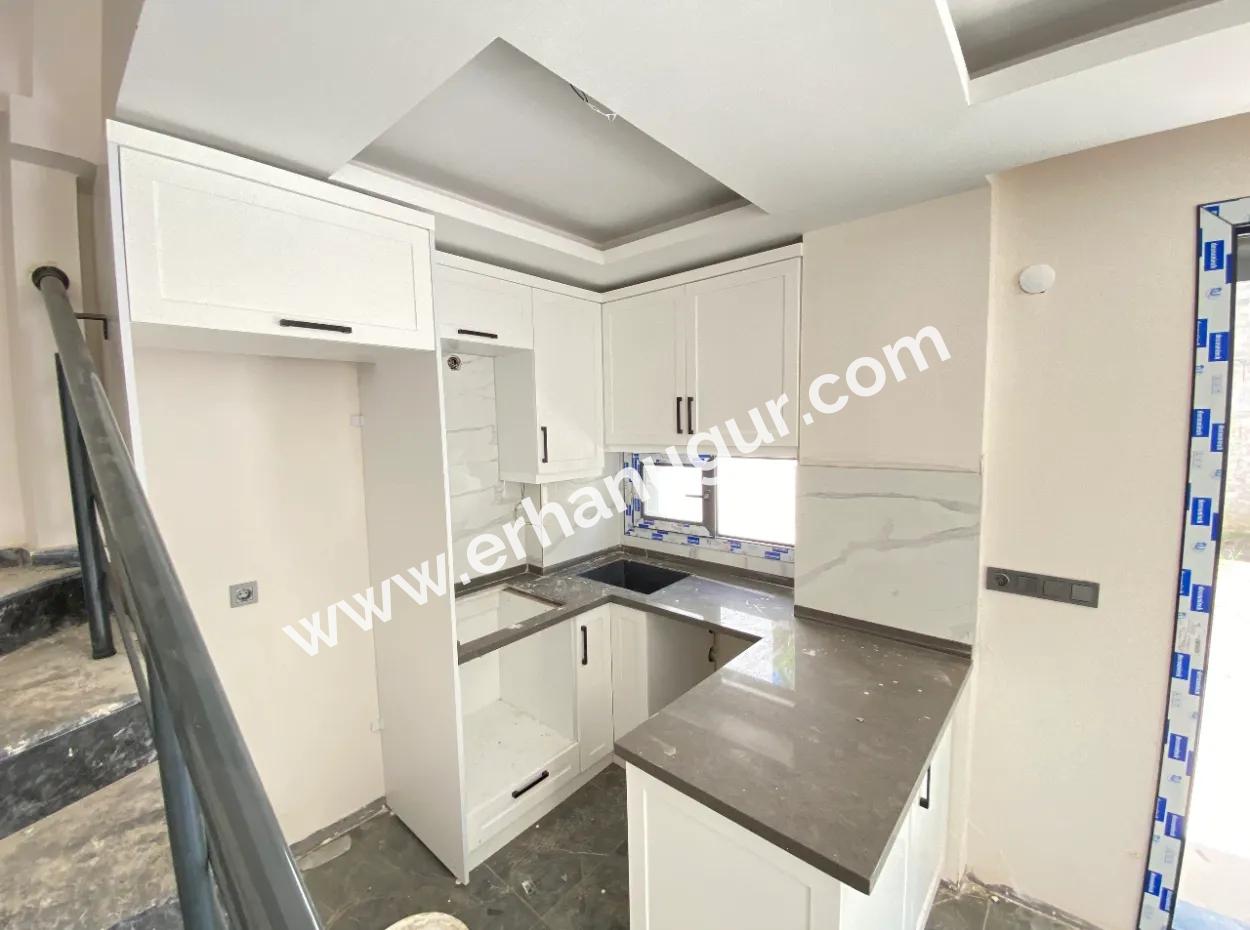 Ürkmez De Satılık Geniş Bahçeli 2+1 Villa