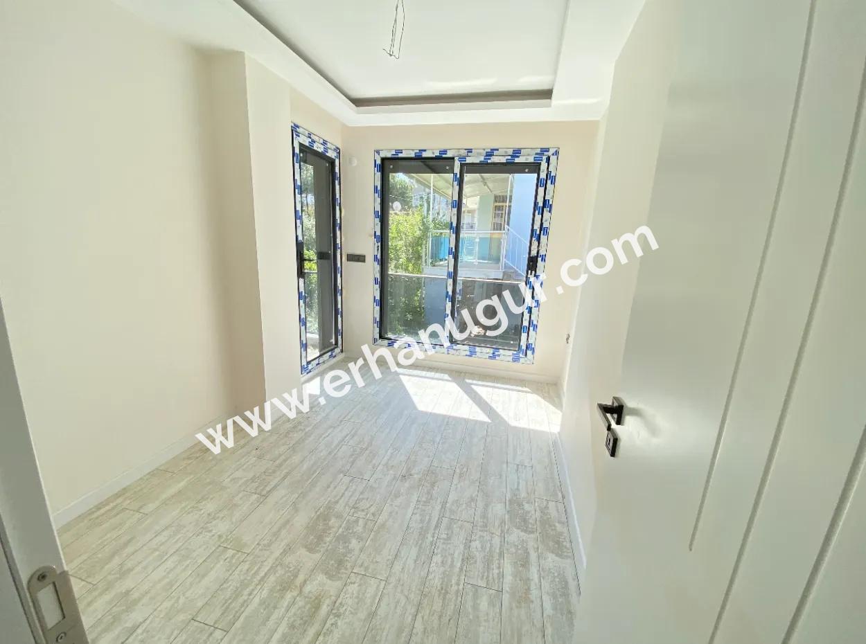 Ürkmez De Satılık Geniş Bahçeli 2+1 Villa