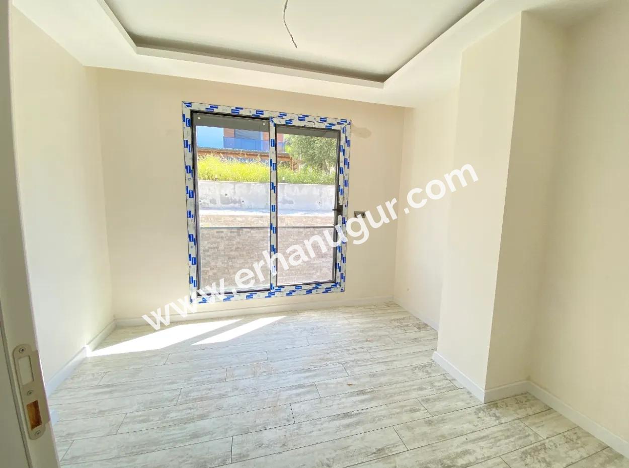 Ürkmez De Satılık Geniş Bahçeli 2+1 Villa