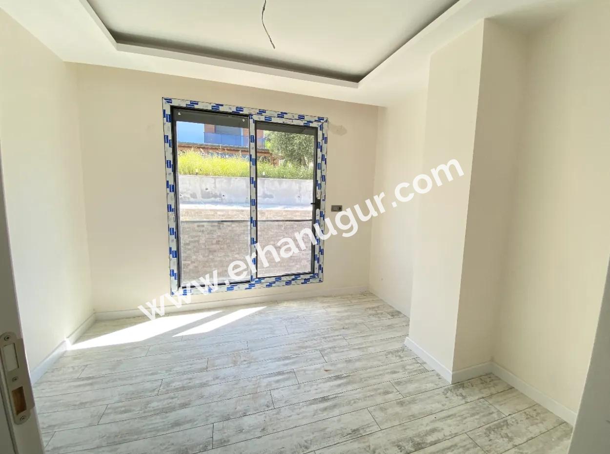 Ürkmez De Satılık Geniş Bahçeli 2+1 Villa