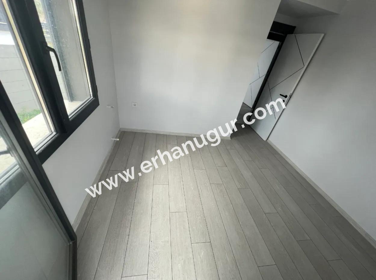 Denize Yakın Manzaralı 4+1 Geniş Bahçeli Otoparklı Villa