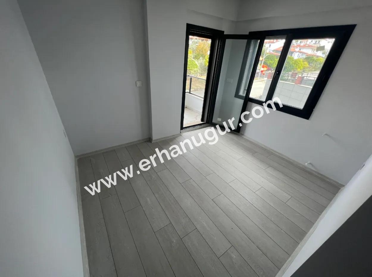 Denize Yakın Manzaralı 4+1 Geniş Bahçeli Otoparklı Villa