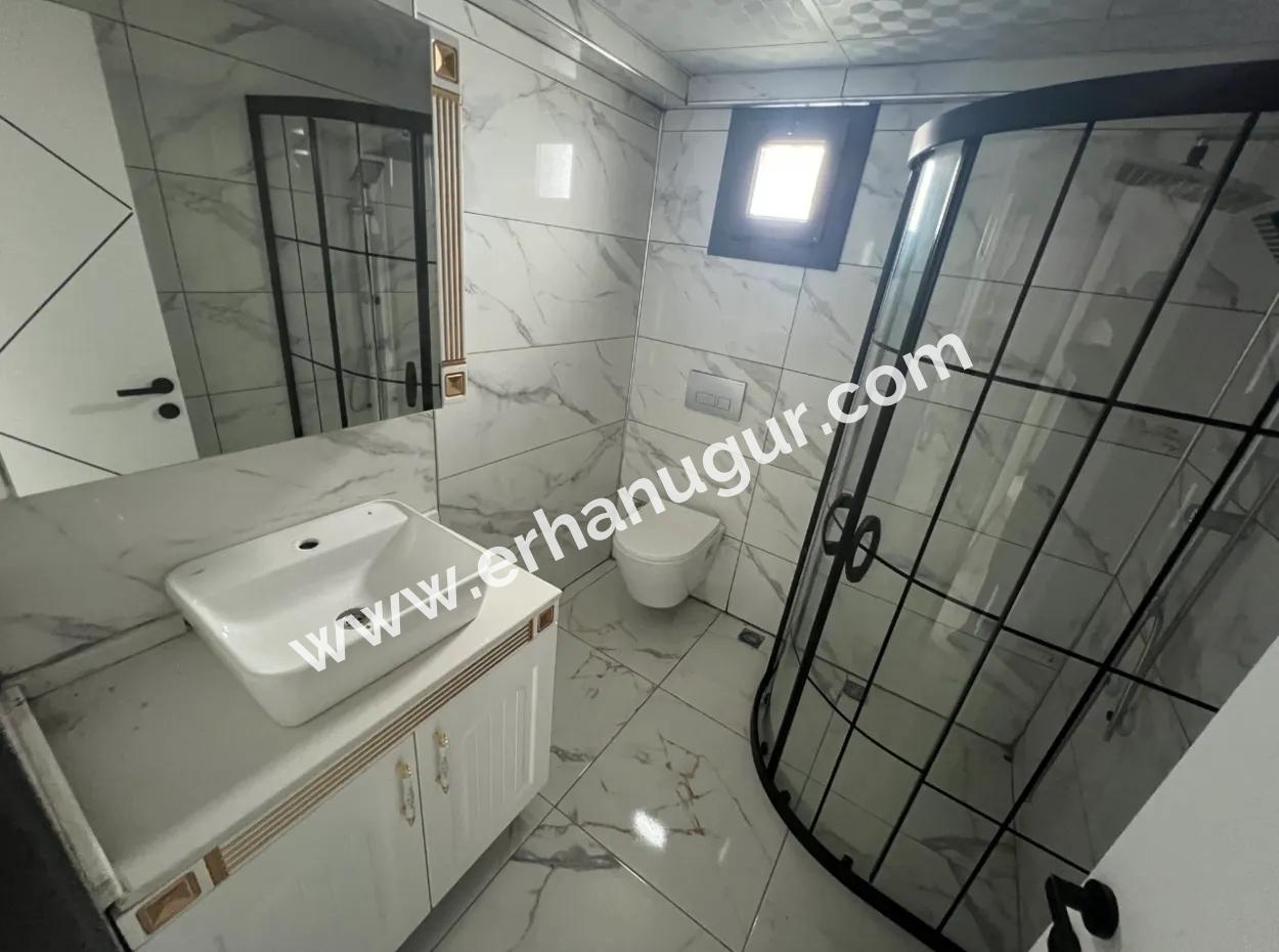 Denize Yakın Manzaralı 4+1 Geniş Bahçeli Otoparklı Villa