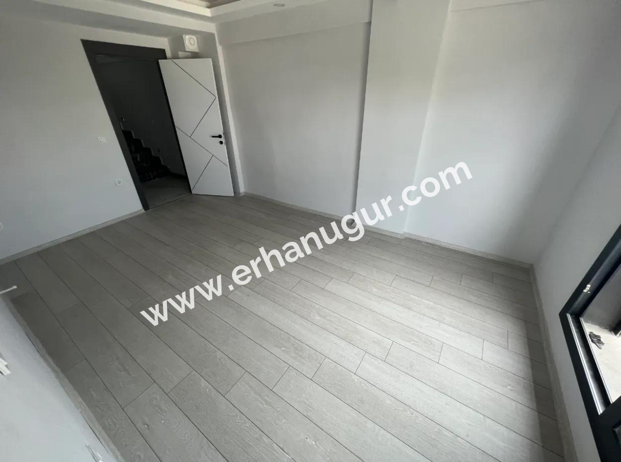 Denize Yakın Manzaralı 4+1 Geniş Bahçeli Otoparklı Villa