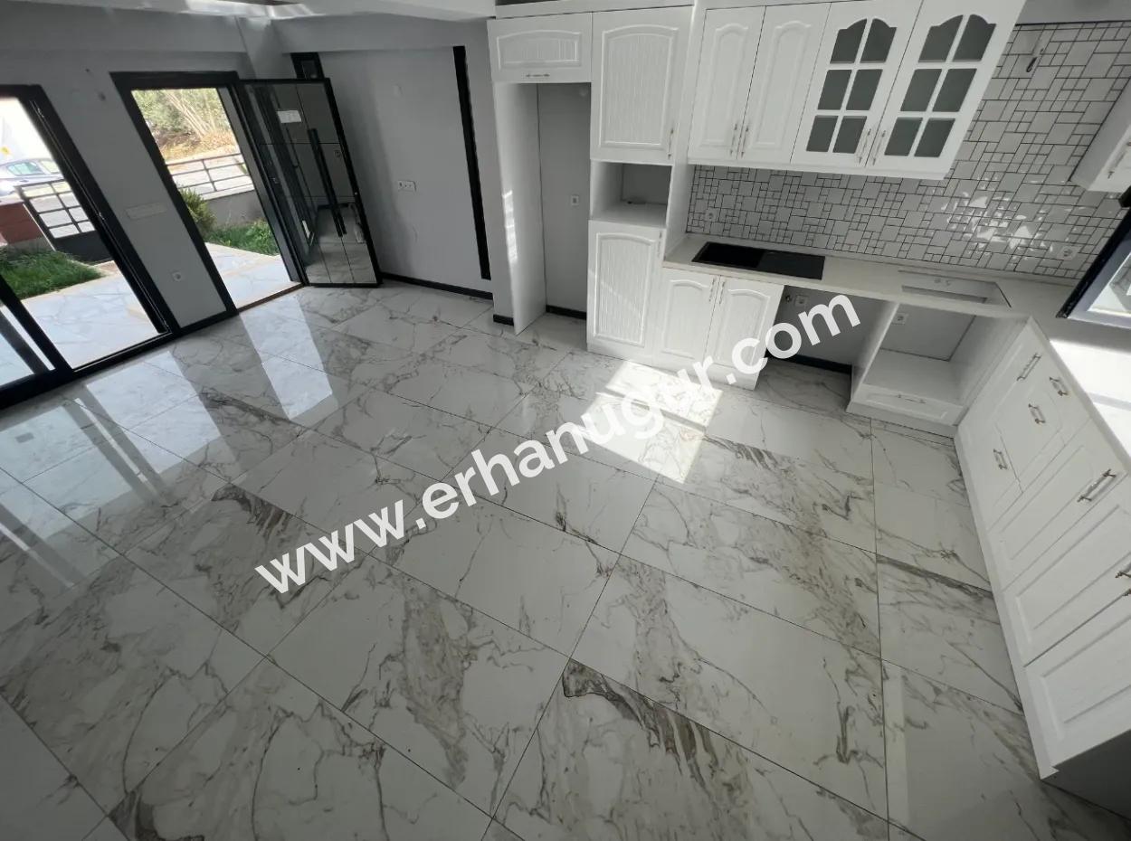 Denize Yakın Manzaralı 4+1 Geniş Bahçeli Otoparklı Villa