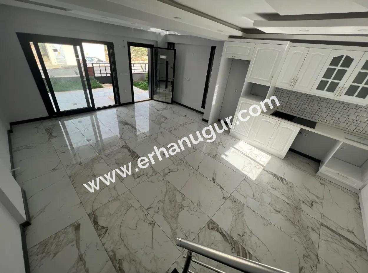 Denize Yakın Manzaralı 4+1 Geniş Bahçeli Otoparklı Villa