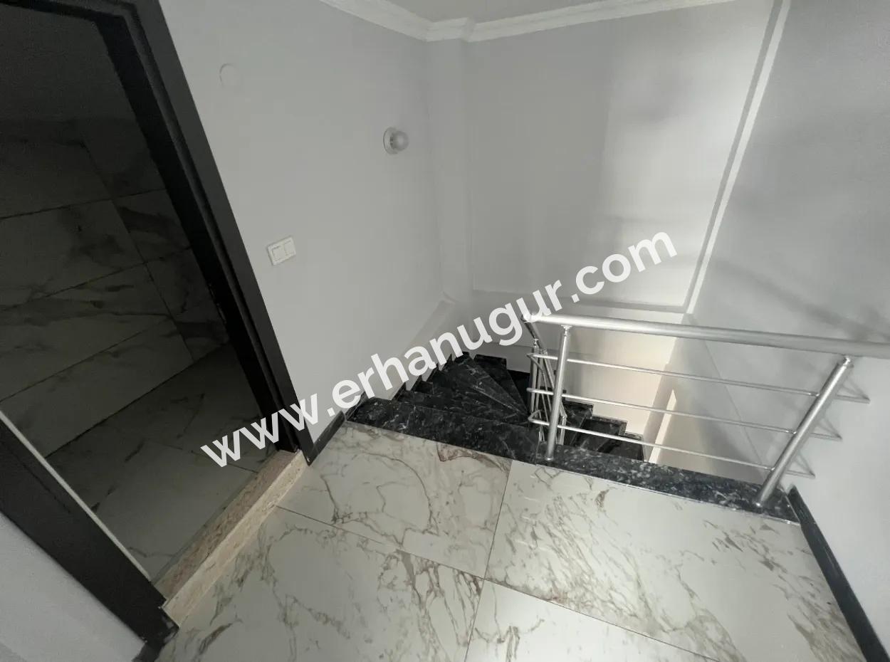 Denize Yakın Manzaralı 4+1 Geniş Bahçeli Otoparklı Villa