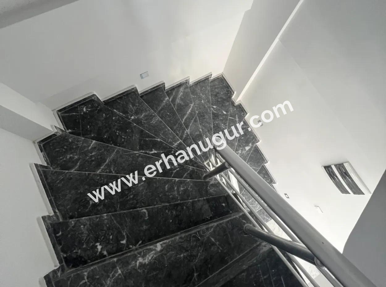 Denize Yakın Manzaralı 4+1 Geniş Bahçeli Otoparklı Villa