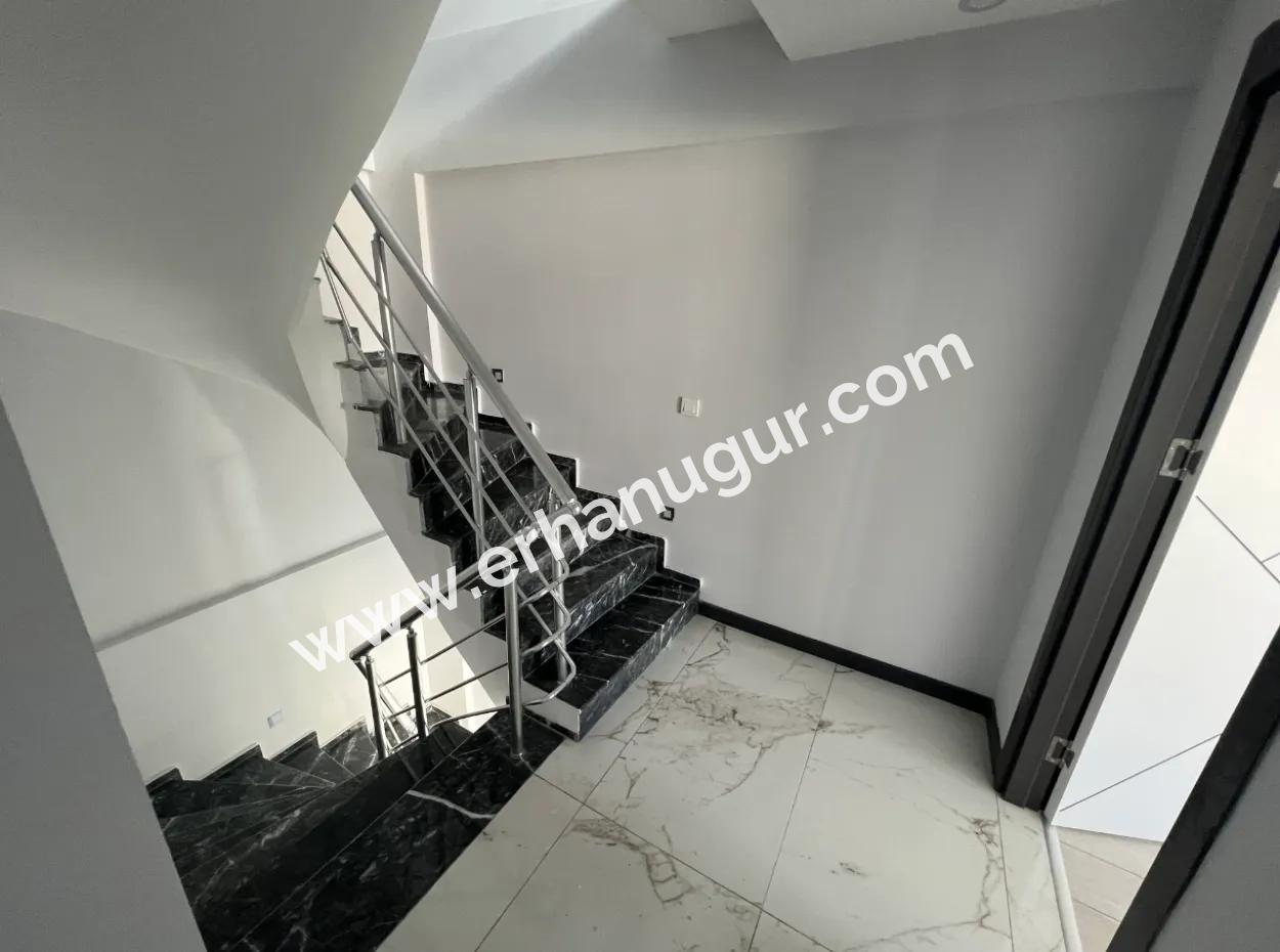 Denize Yakın Manzaralı 4+1 Geniş Bahçeli Otoparklı Villa