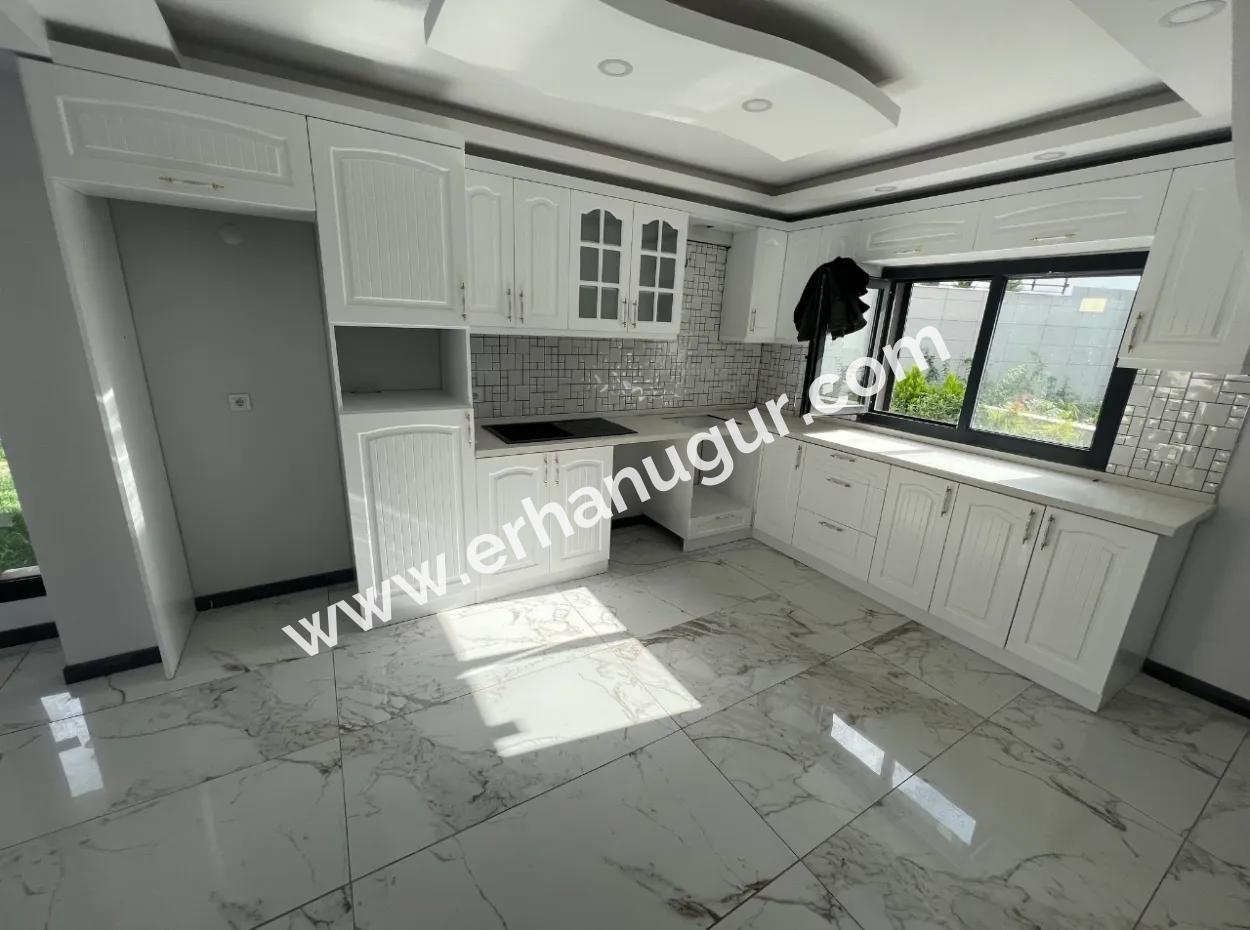 Denize Yakın Manzaralı 4+1 Geniş Bahçeli Otoparklı Villa