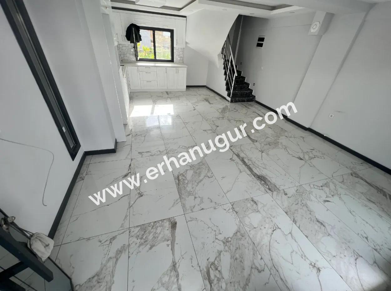 Denize Yakın Manzaralı 4+1 Geniş Bahçeli Otoparklı Villa