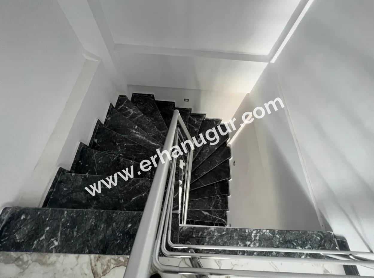 Denize Yakın Manzaralı 4+1 Geniş Bahçeli Otoparklı Villa