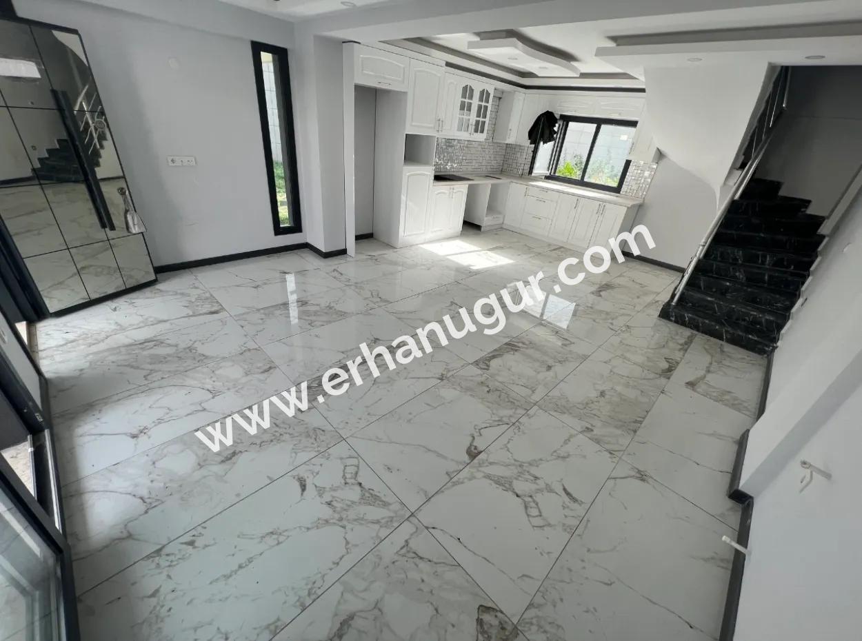 Denize Yakın Manzaralı 4+1 Geniş Bahçeli Otoparklı Villa