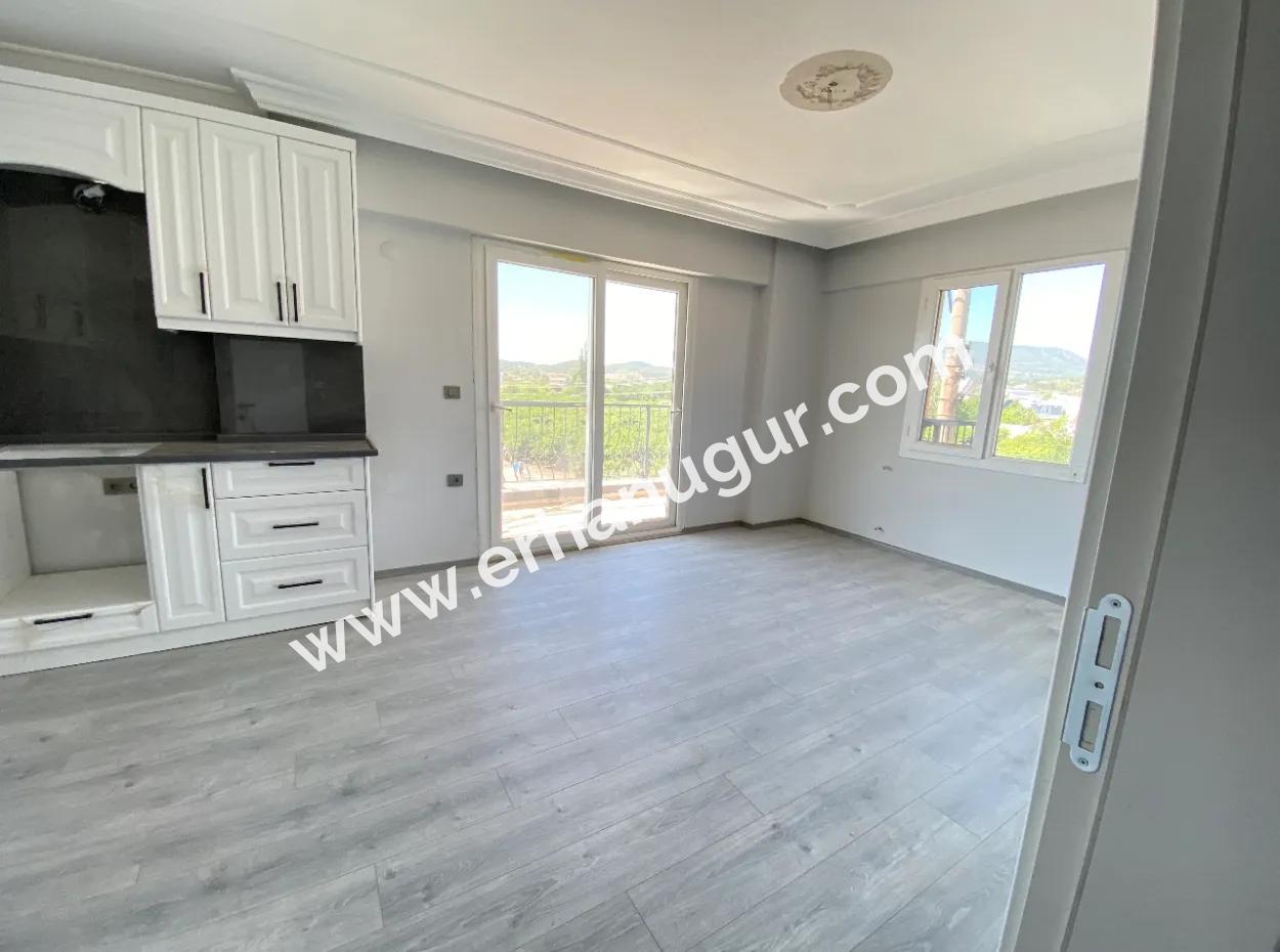 Ürkmez De Çarşı Merkezinde Denize 300M2 Satılık 2+1 Daire