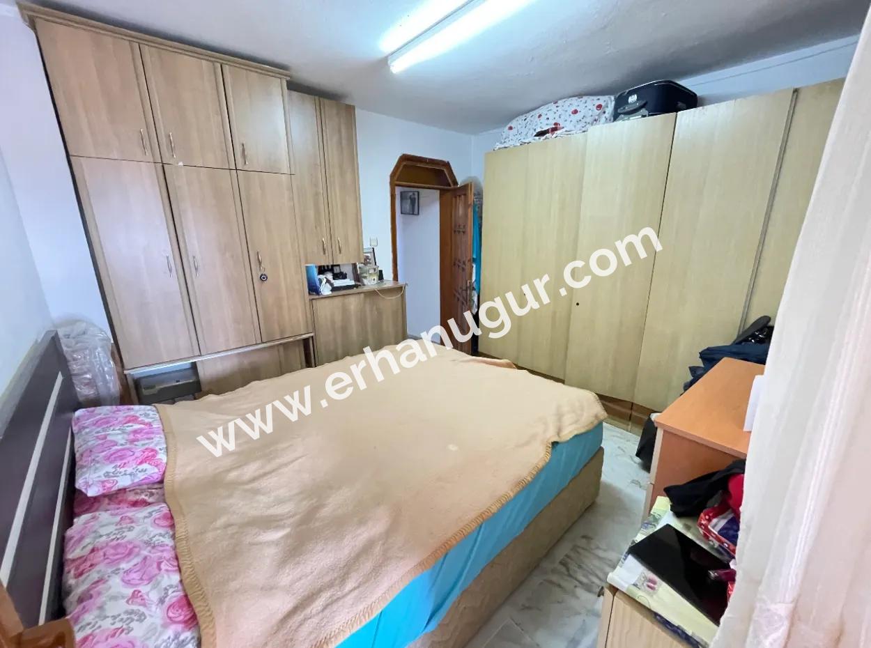 Ürkmez'de Plaja 50M Mesafede Deniz Manzaralı Geniş Satılık 3+1 Daire