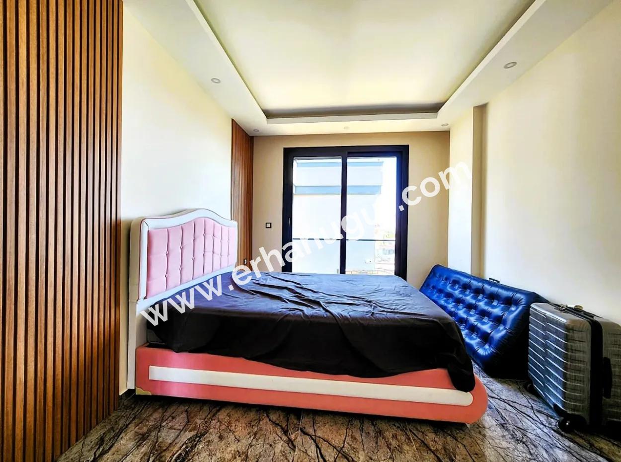 Ürkmez De Deniz Manzaralı Tek Müstakil 3+1 Villa