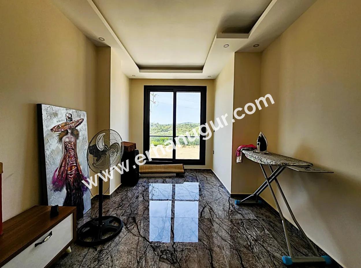 Ürkmez De Deniz Manzaralı Tek Müstakil 3+1 Villa