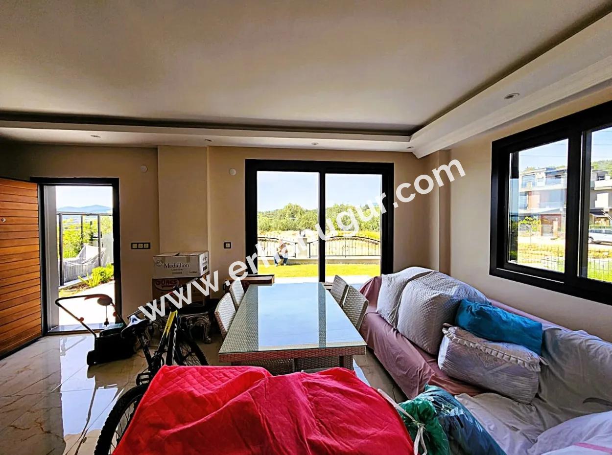 Ürkmez De Deniz Manzaralı Tek Müstakil 3+1 Villa