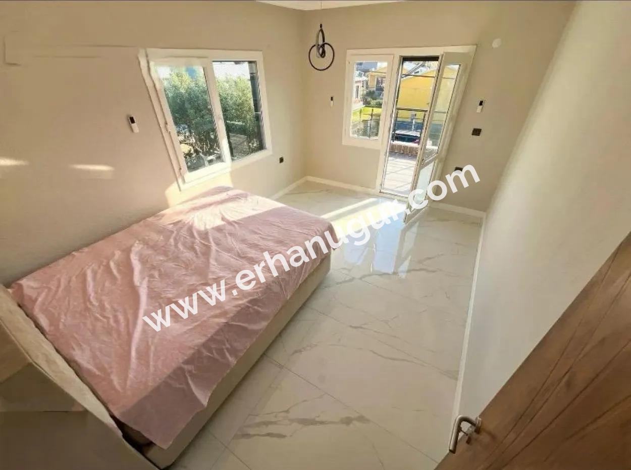 Doğanbey De Denize 50M Mesafede 307M2 İçinde Tekmüstakil Villa