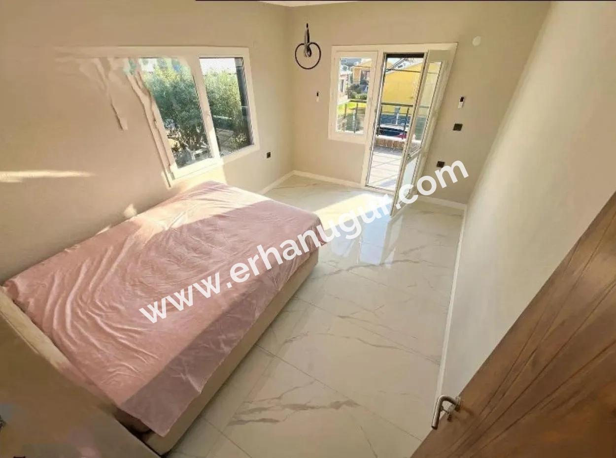 Doğanbey De Denize 50M Mesafede 307M2 İçinde Tekmüstakil Villa