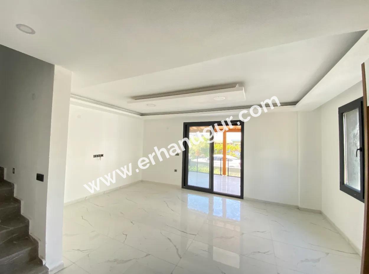 Seferihisar Doğanbey De Köşe Villa Denize 750Mt Satılık 3+1