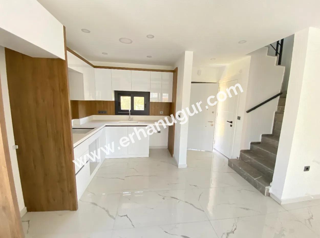 Seferihisar Doğanbey De Köşe Villa Denize 750Mt Satılık 3+1