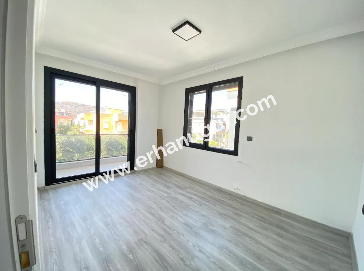 Seferihisar Doğanbey De Köşe Villa Denize 750Mt Satılık 3+1