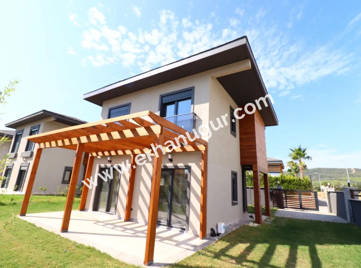 Seferihisar Doğanbey De Tek Müstakil Site İçerisinde Satılık 3+1 Villa