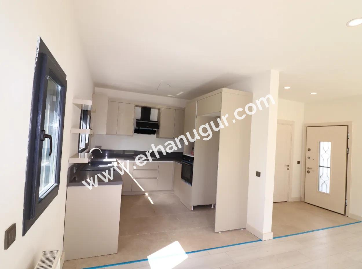 Seferihisar Doğanbey De Tek Müstakil Site İçerisinde Satılık 3+1 Villa