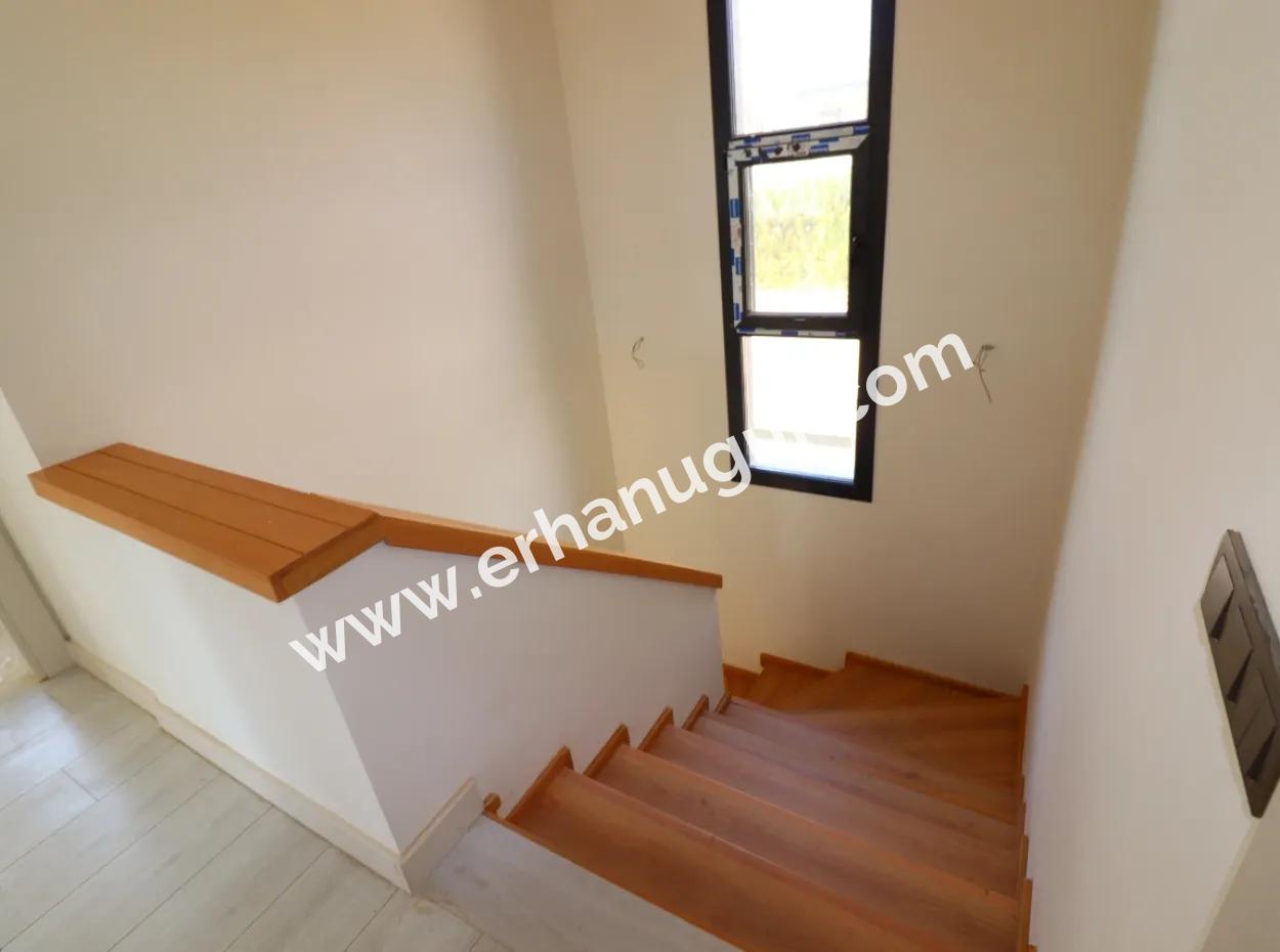 Seferihisar Doğanbey De Tek Müstakil Site İçerisinde Satılık 3+1 Villa