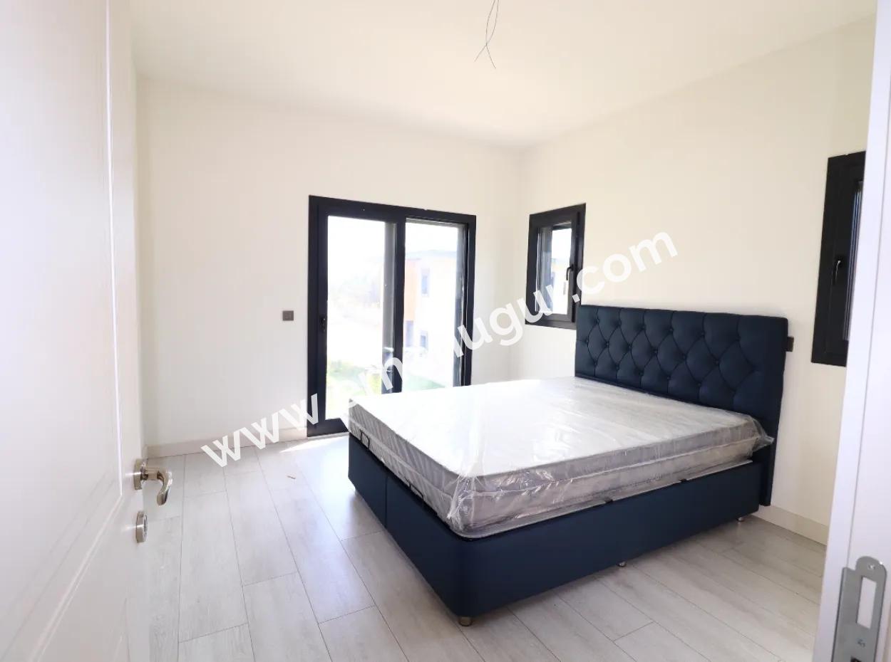 Seferihisar Doğanbey De Tek Müstakil Site İçerisinde Satılık 3+1 Villa
