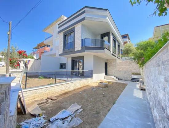 Ürkmez De Satılık Geniş Bahçeli 2+1 Villa