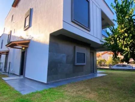 Deniz Tarafı, Köşe, Büyük Bahçelisatılık 3+1 Villa