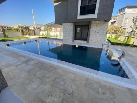 Gümüldür De Denize 50M2 Havuzlu Bahçeli Satılık Yazlık Villa