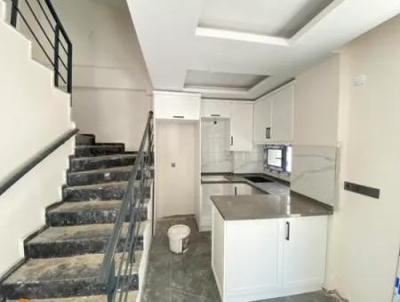 Ürkmez De Satılık Geniş Bahçeli 2+1 Villa