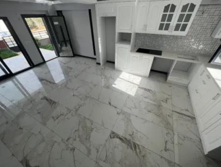 Denize Yakın Manzaralı 4+1 Geniş Bahçeli Otoparklı Villa