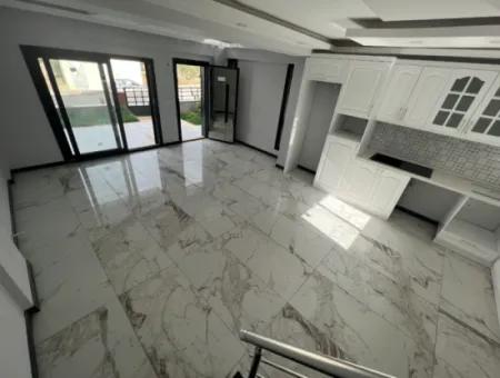 Denize Yakın Manzaralı 4+1 Geniş Bahçeli Otoparklı Villa